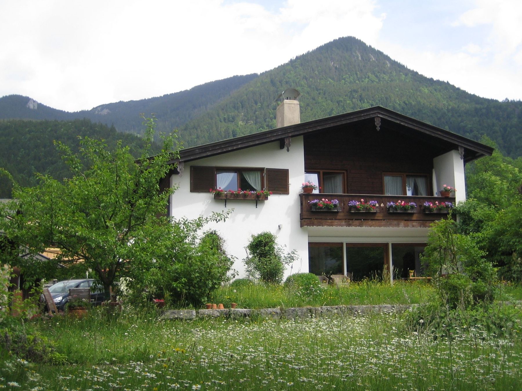 Das Haus der Ferienwohnung Strillinger vor dem Bergwald in Kreuth am Tegernsee