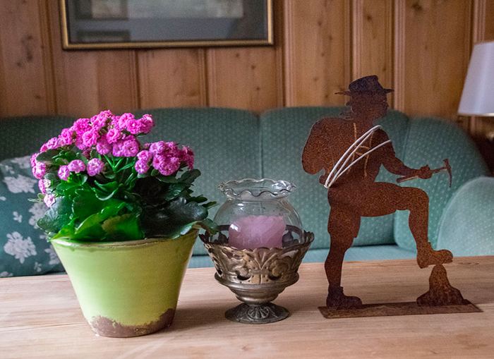 Bergsteiger-Figur aus Metall als Dekoration im Wohnraum