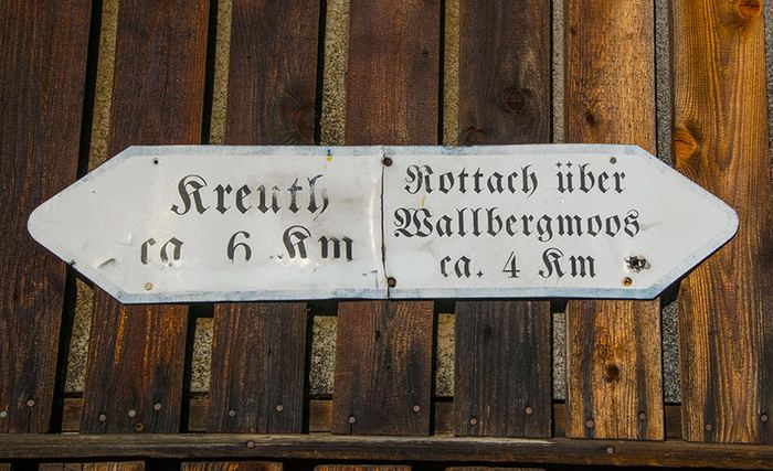 Alter Emaille-Wegweiser: Kreuth 6 km, Rottach über Wallbergmoos 4 km