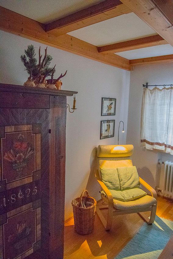 Sessel neben dem Bauernkasten im Wohnraum